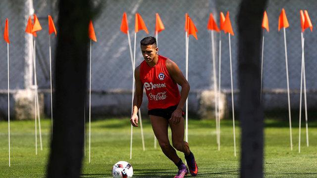 Wenger hopes Chile will avoid 'suicidal decision' to let Sanchez play injured