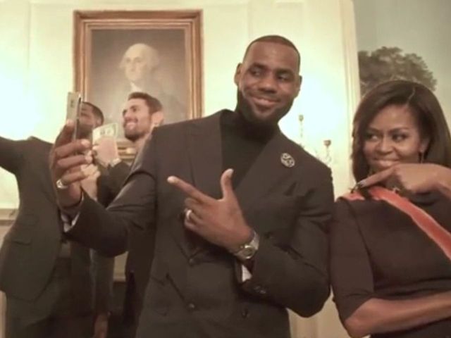 Cavaliers take part in Mannequin Challenge at White House