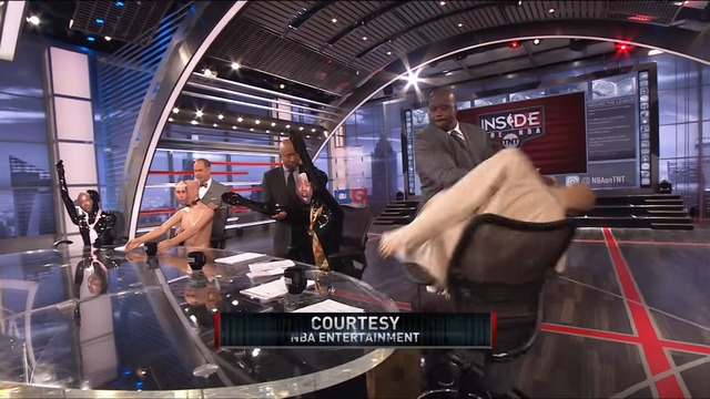 Shaq assaults Barkley dummy after Mannequin Challenge