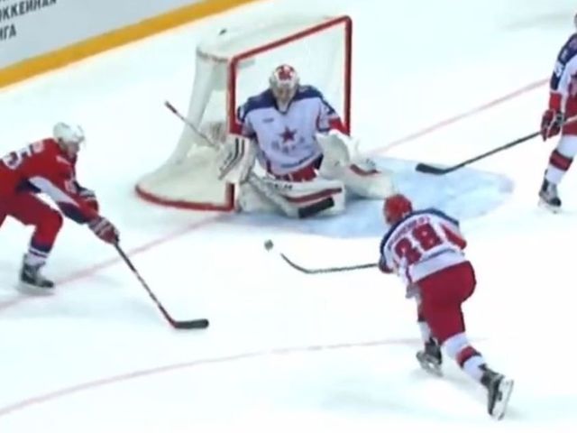 KHL player fires top-shelf beauty into own net