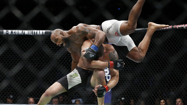 Watch: Romero cracks Weidman with flying knee for 3rd-round TKO