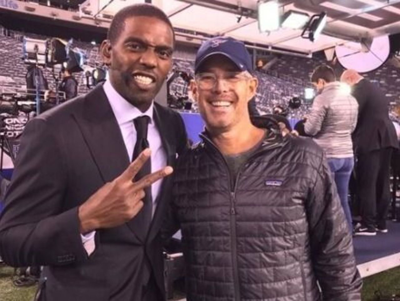 moss-buck-celebrate-supermoon-before-mnf-thescore-com