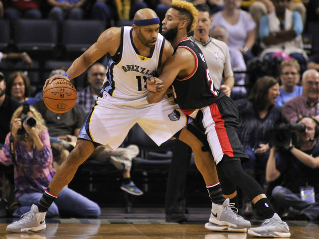 Watch: Grizzlies fan heckles Allen Crabbe for looking like Odell Beckham