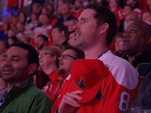 Capitals fans pick up anthem singer after mic cuts out
