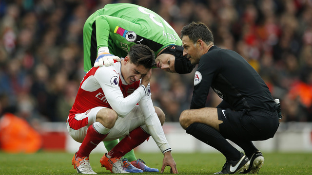 Bellerin's month layoff leaves Arsenal with right-back dilemma