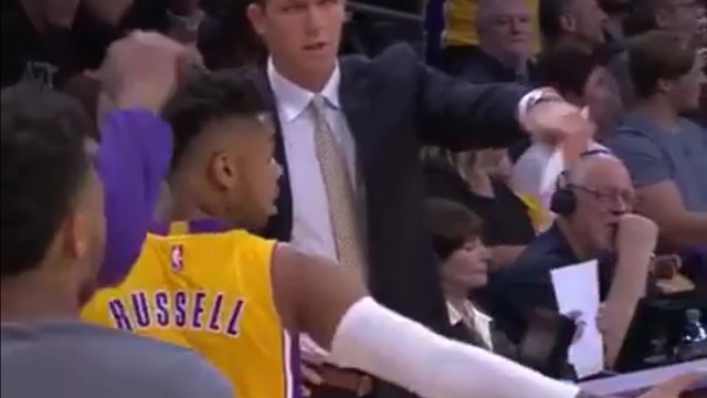 Lakers' Walton makes Russell high-five teammates