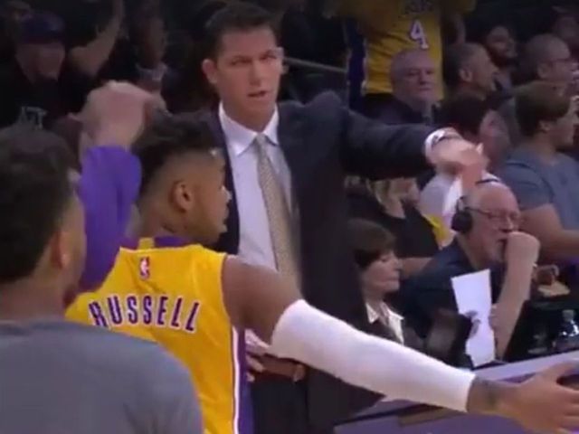 Lakers' Walton makes Russell high-five teammates
