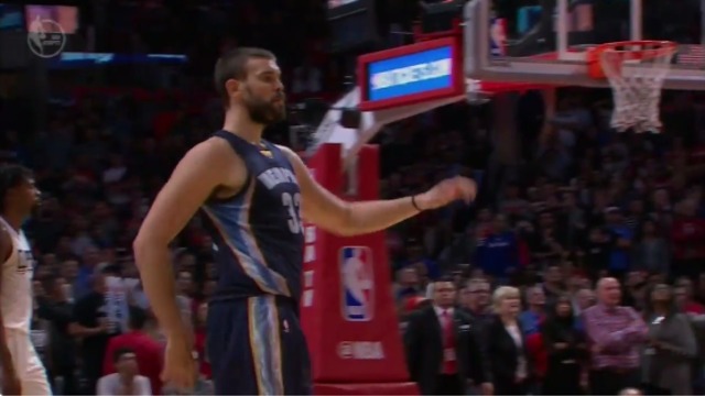 Grizzlies staffers do Gasol shimmy