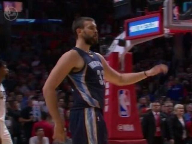 Grizzlies staffers do Gasol shimmy