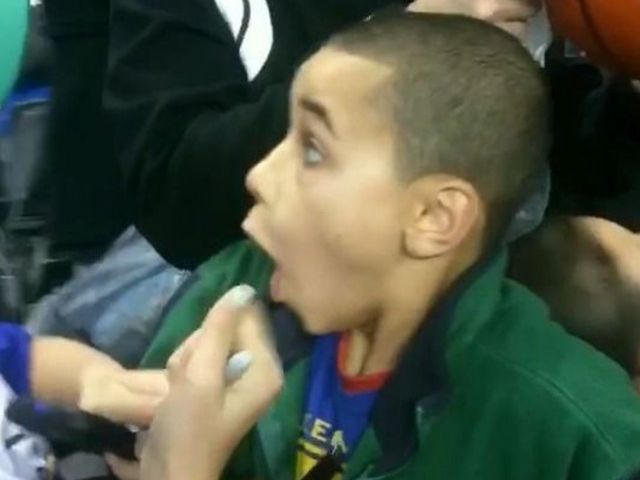 Young fan left speechless after Curry autograph