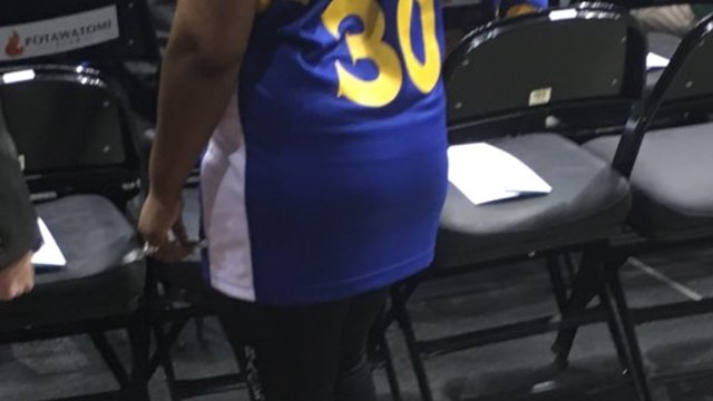 Stephen Curry superfan sports 'LeBron Nope' jersey