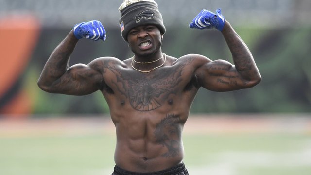 Bills' Goodwin warms up shirtless in cold temperatures