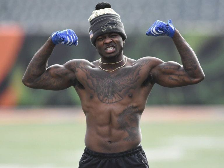 Bills' Goodwin warms up shirtless in cold temperatures