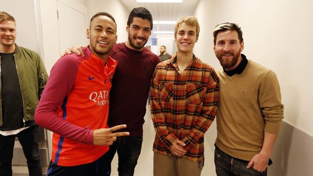 Watch: Bieber shows off skills, hangs with Neymar at Barca training