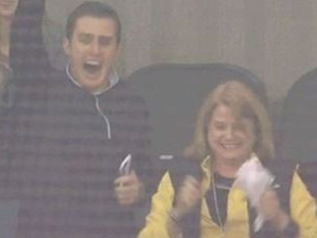 Guentzel's family goes bananas after 1st career goal