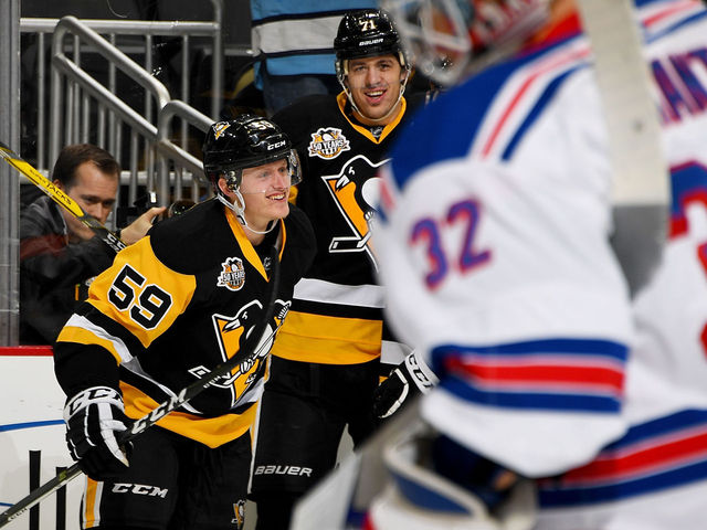 Watch: Penguins' Guentzel nets 1st career goal on 1st shot