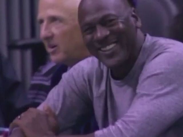 Hornets' Belinelli makes MJ laugh with awful defense