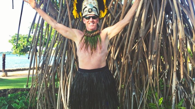 Watch: Bill Walton is having a great time in Maui