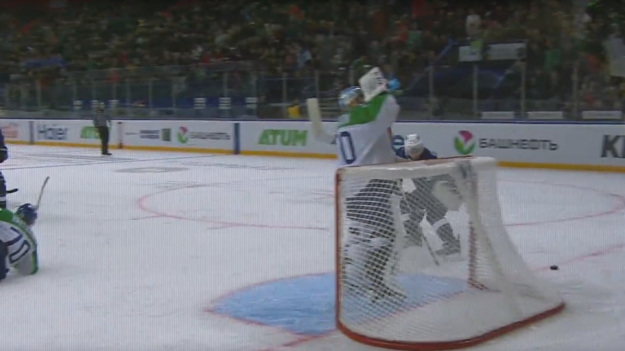 KHL goalie ignores live play to take sip of water | theScore
