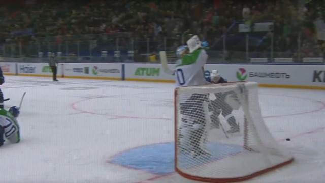 KHL goalie ignores live play to take sip of water
