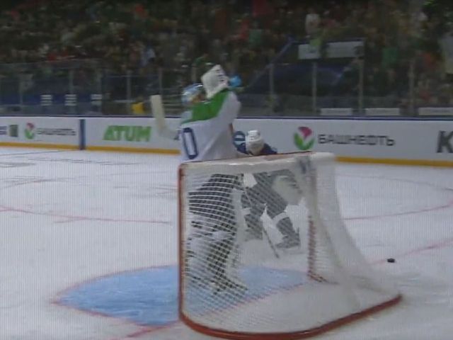KHL goalie ignores live play to take sip of water