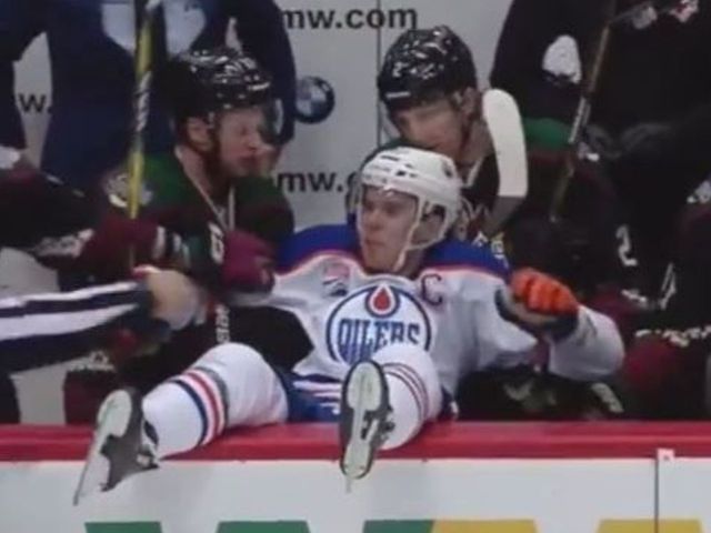 McDavid makes unorthodox visit to Coyotes' bench