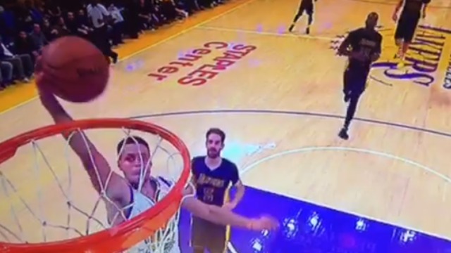 Curry misses wide-open dunk