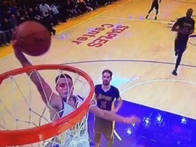 Curry misses wide-open dunk