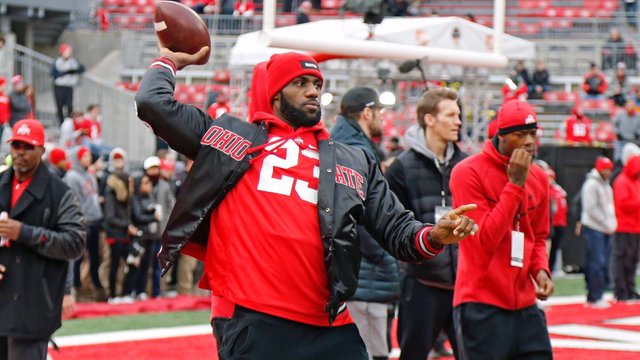 Look: LeBron, Cavs play catch before Michigan-Ohio State game