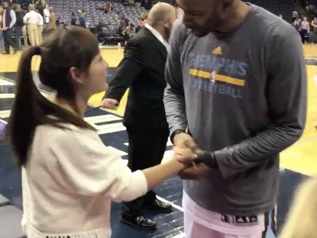 Fan travels from China to see Vince Carter