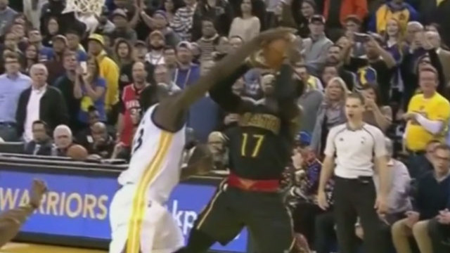 Watch: Draymond stuffs 2 Hawks in final minute
