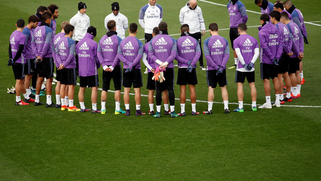 Football world pays tribute after Brazilian club's deadly plane crash