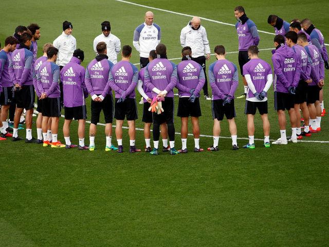 Football world pays tribute after Brazilian club's deadly plane crash