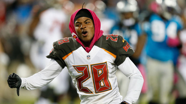 Video shows Buccaneers' Hargreaves smoking unknown substance
