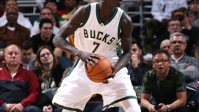 Bucks' Maker gives up 1st-class seat to avoid flight delay