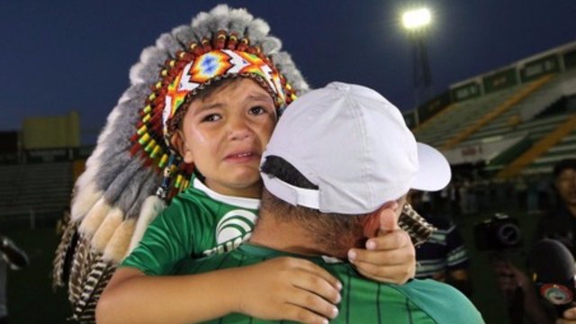 10,000 Chapecoense supporters attend vigil for plane crash victims