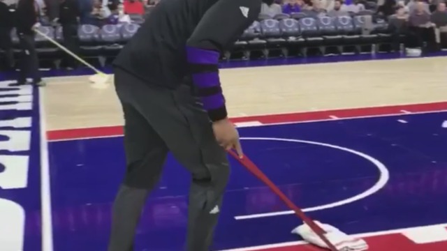 Kings' Cousins mops wet floors at Wells Fargo Center during delay