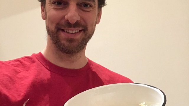 Pau gets popcorn out for Grizzlies-Lakers