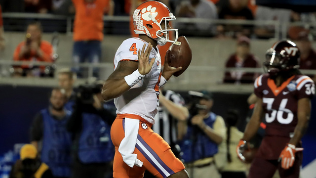 Deshaun Watson wins 2016 Johnny Unitas Golden Arm Award