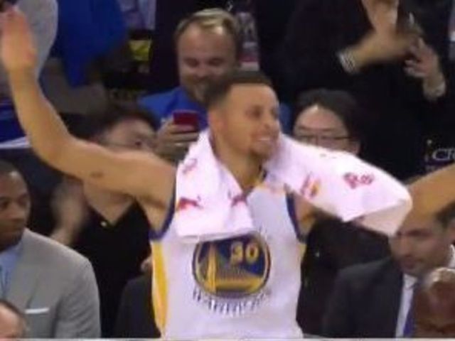 Thompson's teammates lose it over Klay's 40-point 1st half