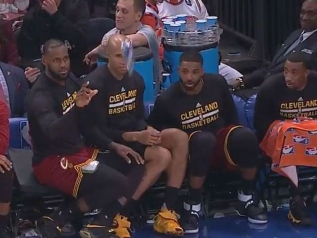 Cavs perform water bottle flip challenge during blowout of Knicks