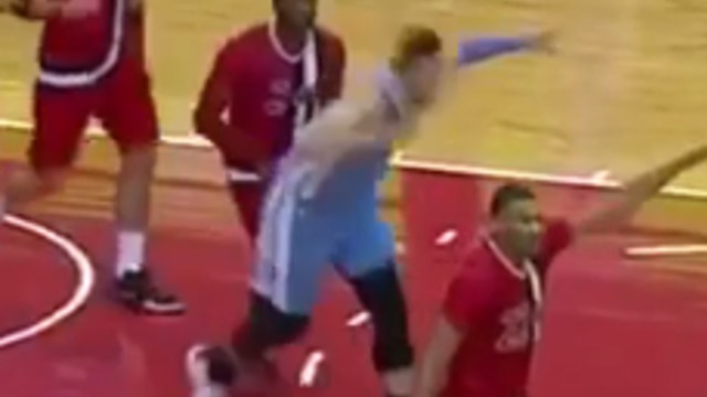 John Wall retaliates to bump by shoving Nurkic in back