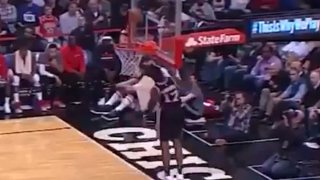 Spurs' Simmons bricks wide-open dunk