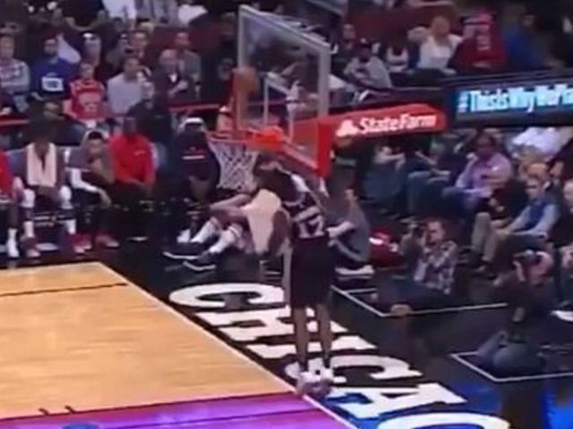 Spurs' Simmons bricks wide-open dunk