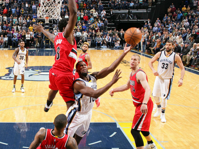 Grizzlies' injury-exception signing Douglas plays hero against Blazers