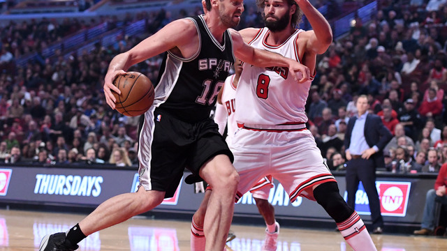 Watch: Spurs' Gasol heads for wrong locker room in return to Chicago
