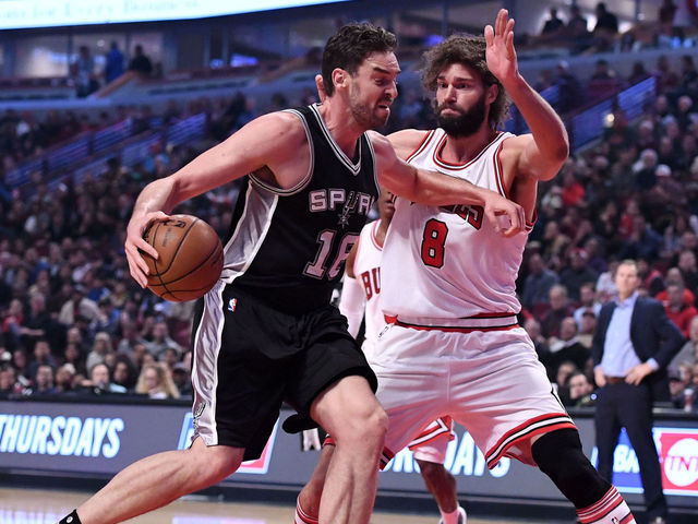 Watch: Spurs' Gasol heads for wrong locker room in return to Chicago