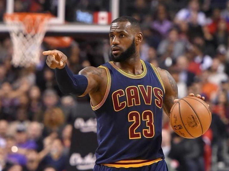 Watch: LeBron remains the best with massive dunk | theScore.com