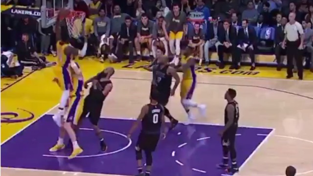 Watch: Lakers' Randle dunks over his own teammate
