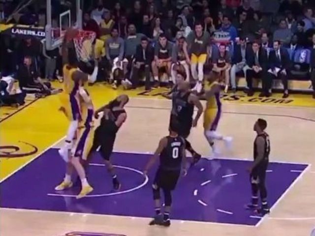 Watch: Lakers' Randle dunks over his own teammate